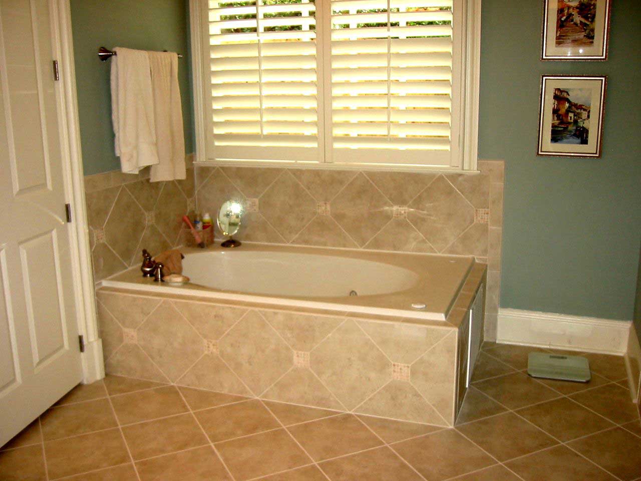 Master Bathroom: Tub