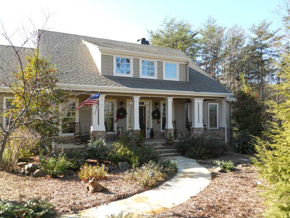 Front elevation of Country home (ThePlanCollection: House Plan #163-1020)