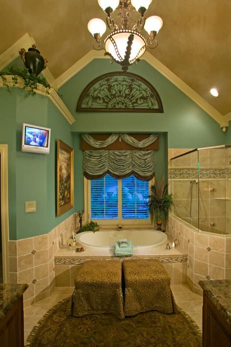 Master Bathroom: Tub