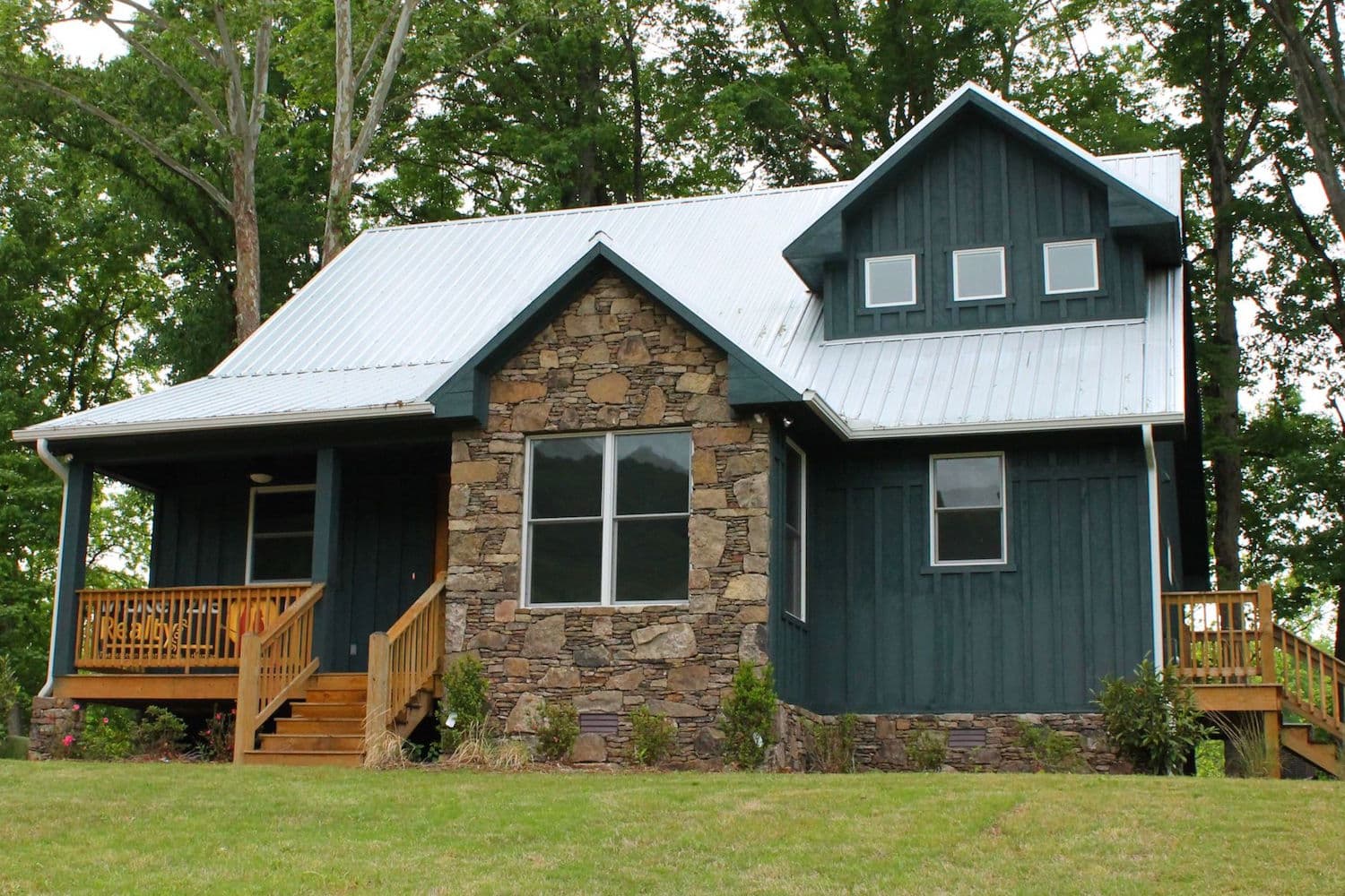 3-Bedroom, 1814 Sq Ft Country House - Plan #196-1011 - Front Exterior