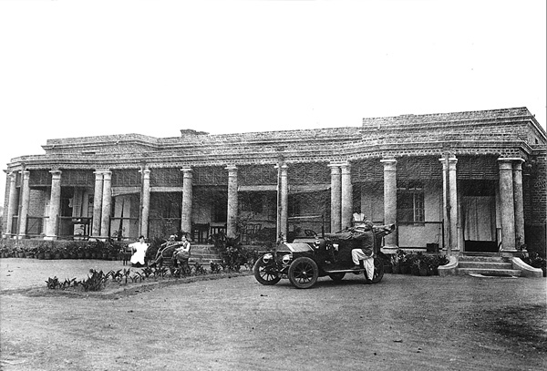  Bungalow in India occupied by a British family